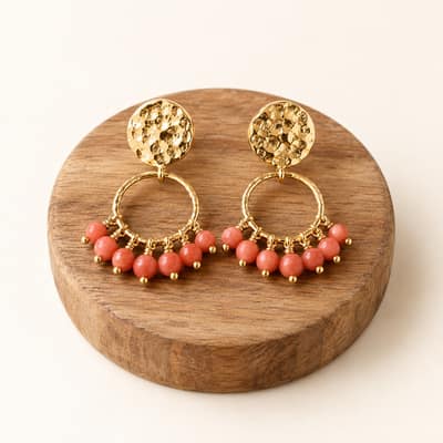 Aretes dorados con piedra coral