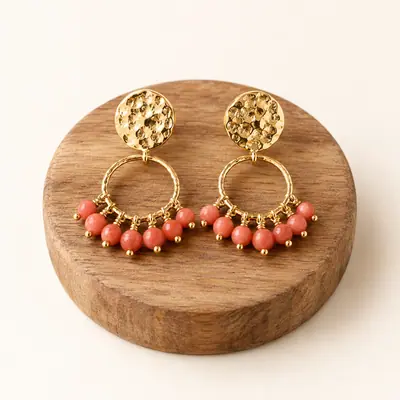Aretes sobre una tabla de madera con luz natural